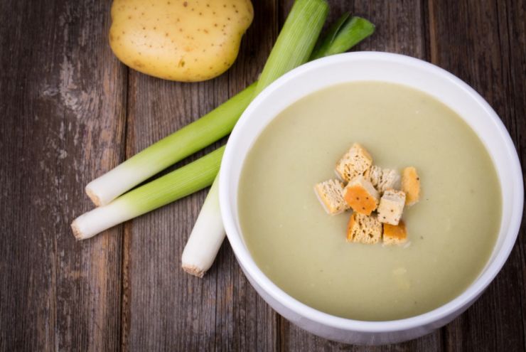 Zuppa di porri e patate con crostini di pane