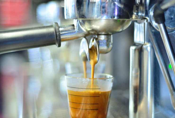 caffè esce dalla macchinetta
