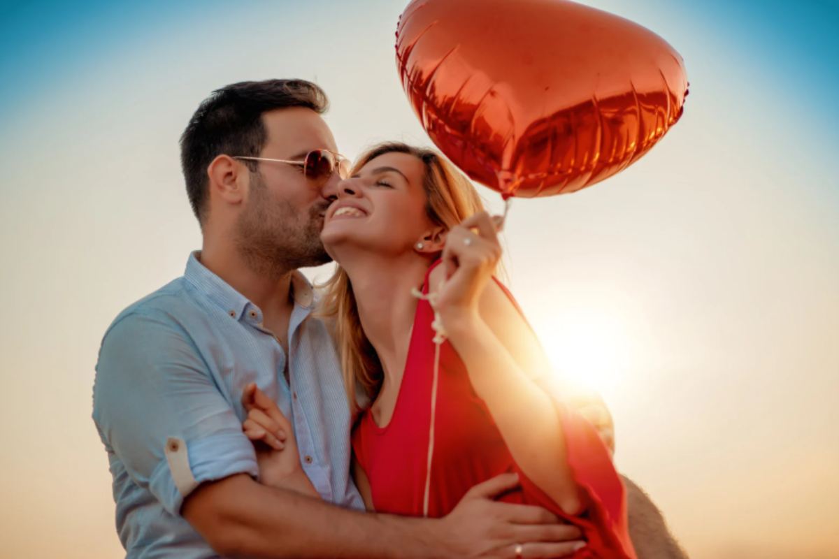 uomo a donna abbracciati con un palloncino a forma di cuore