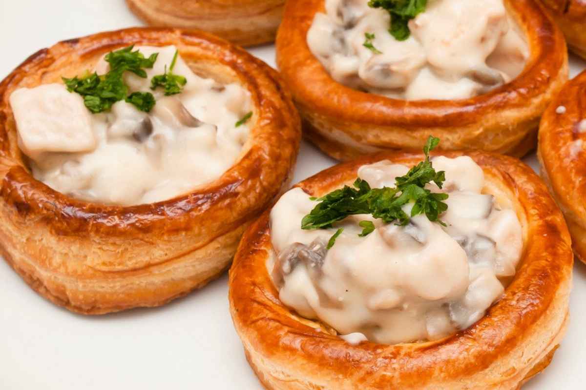 Tre cestini di pasta sfoglia farciti con maionese, gamberetti ed erbe aromatiche