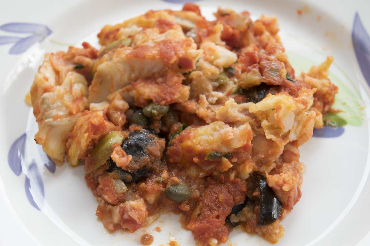 baccalà al sugo con olive e capperi