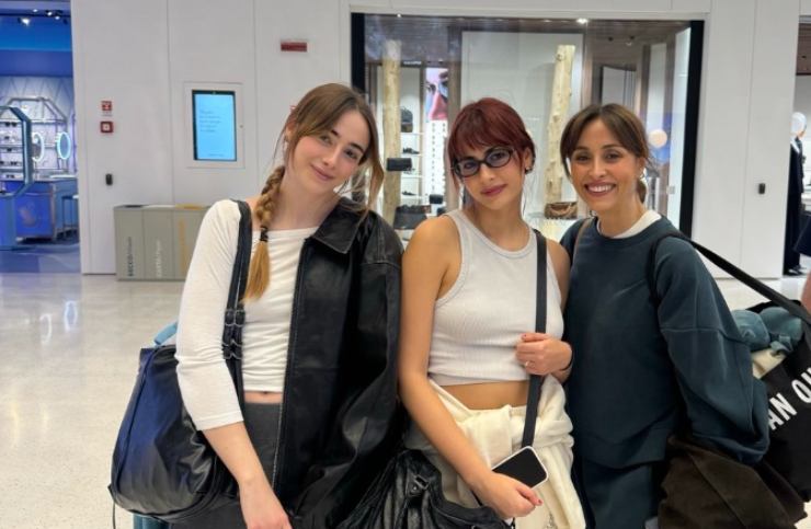 benedetta parodi in aeroporto con le due figlie