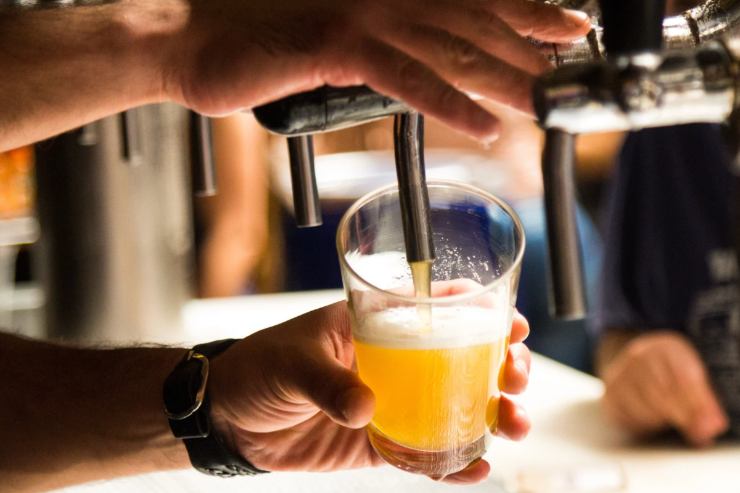 riempire il boccale di birra