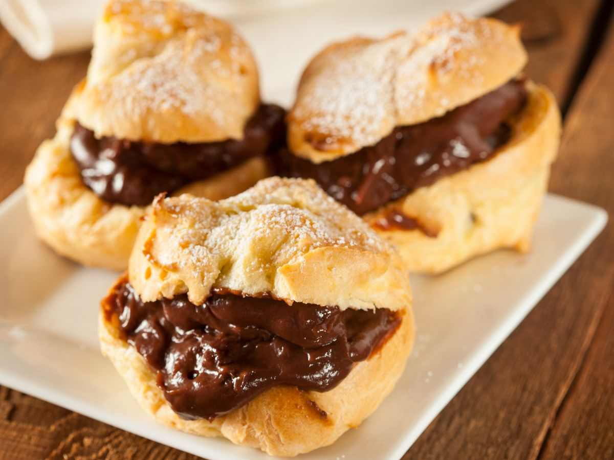 bignè ripieni di crema al cioccolato