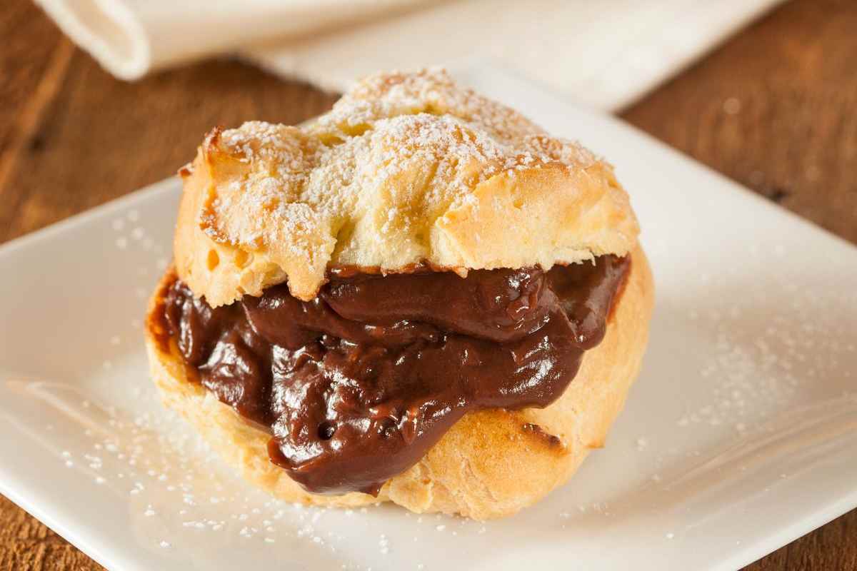 bignè con crema di cioccolato