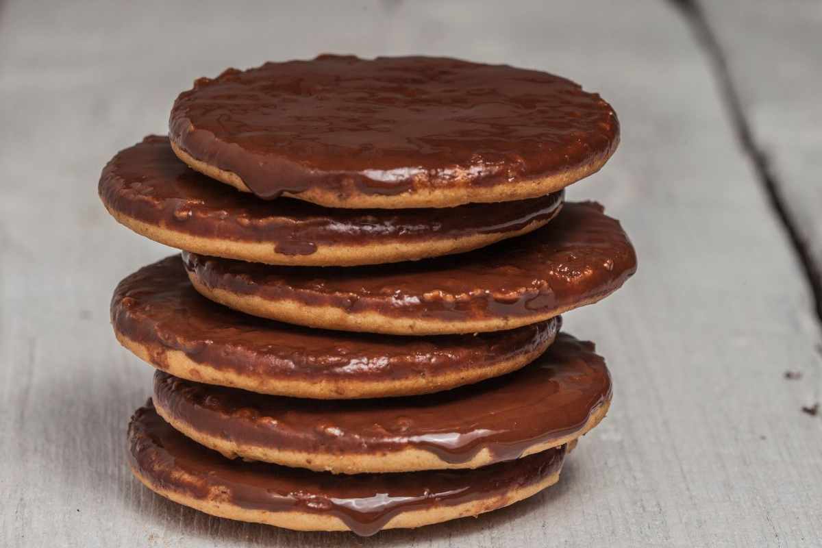 dischi di frolla ricoperti di cioccolato