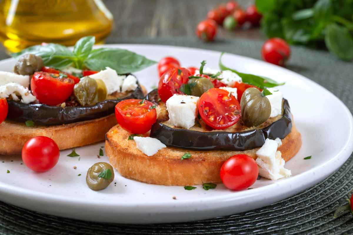 bruschette pomodori capperi e melanzane