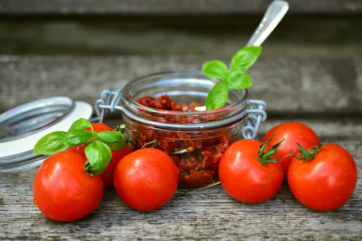 vasetto di pesto di pomodorini secchi