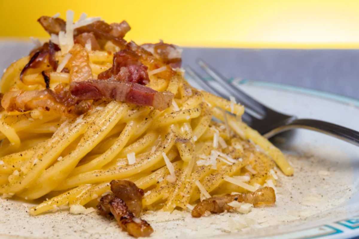 pasta alla carbonara cremosa in un piatto