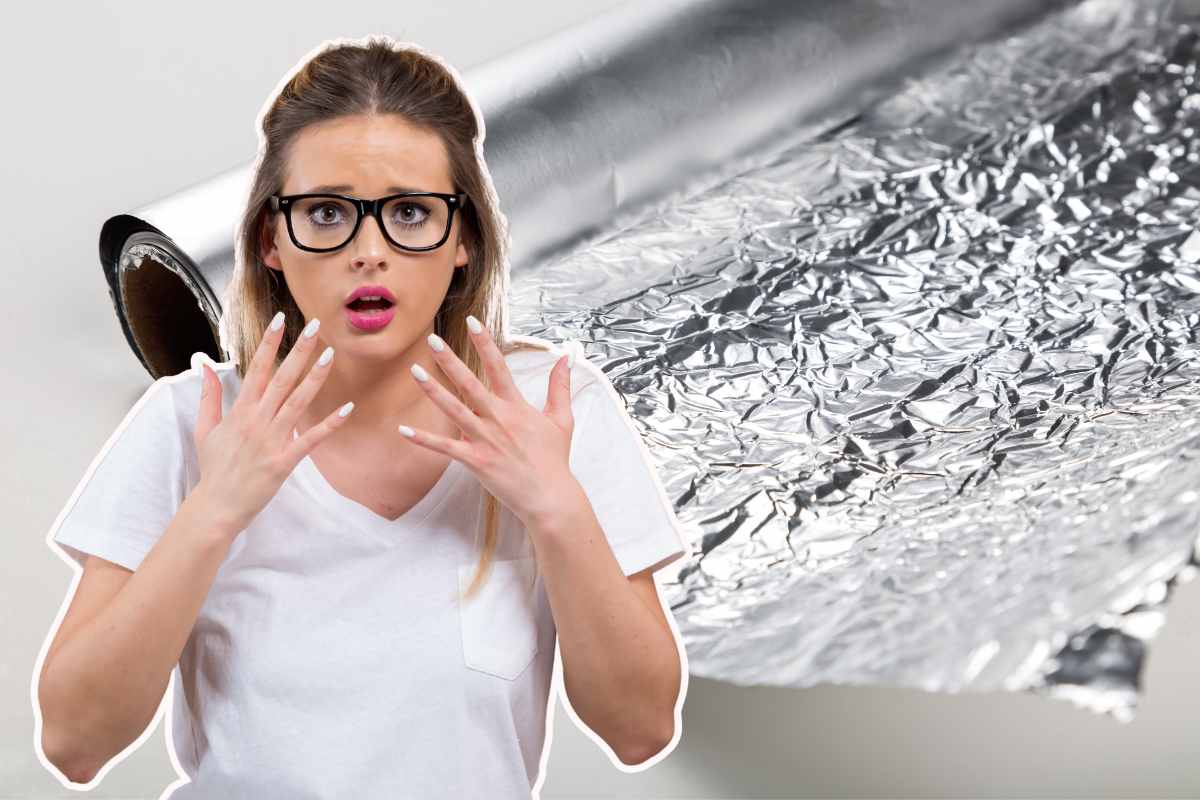 ragazza spaventata e carta stagnola