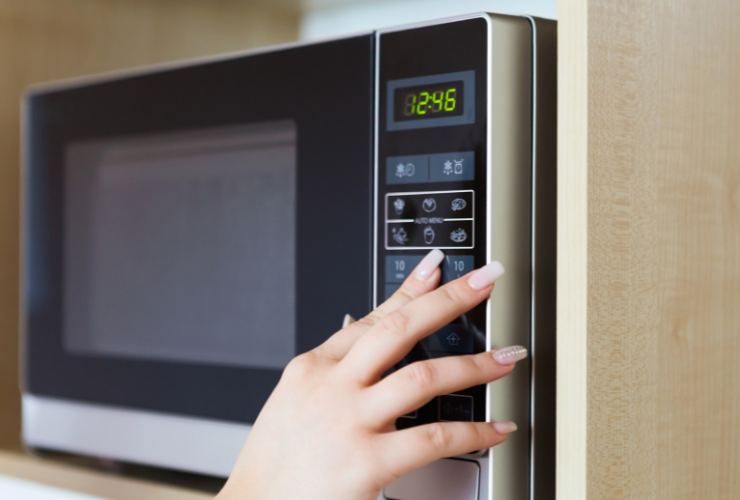 azionare il forno a microonde