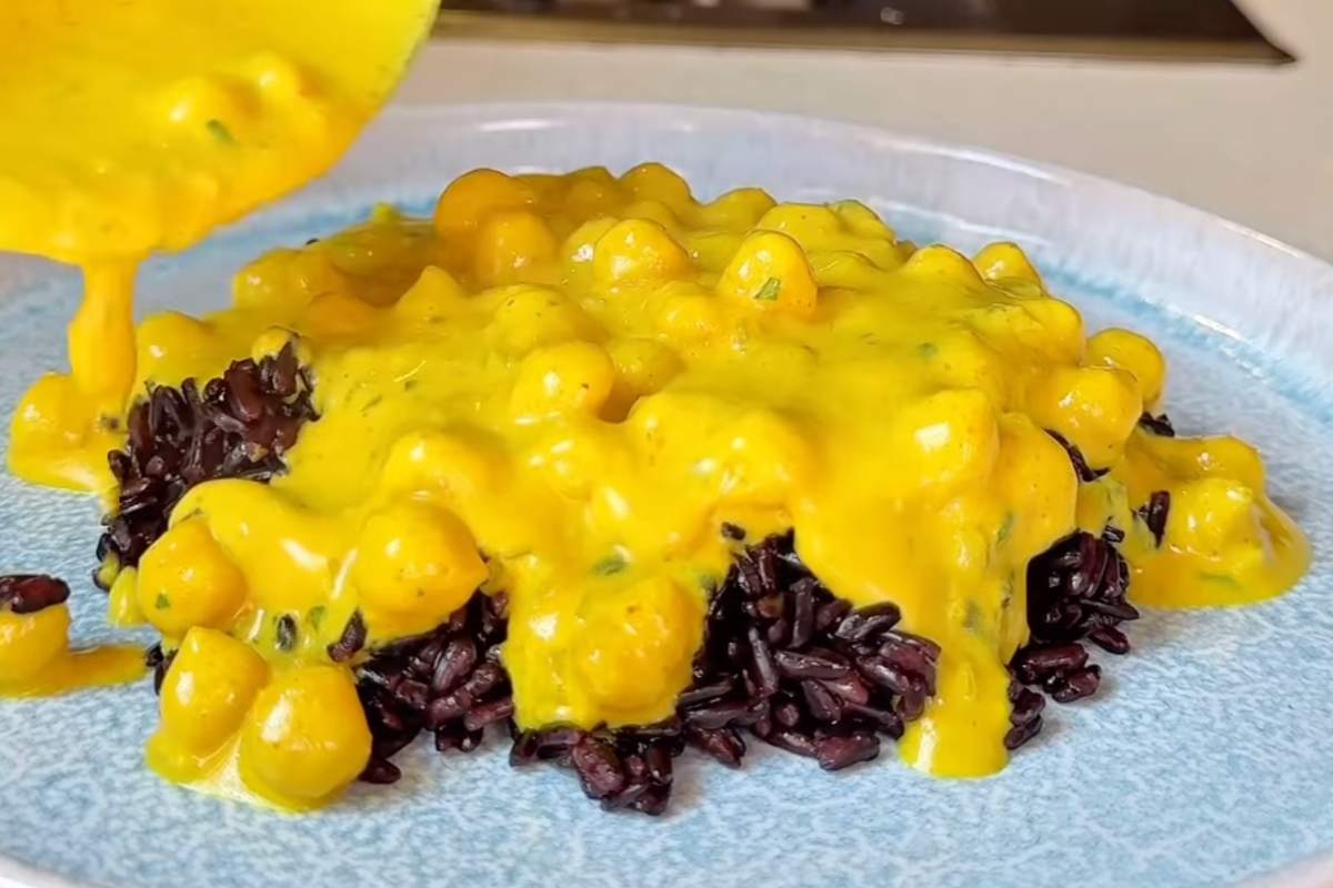 piatto con ceci al curry e riso