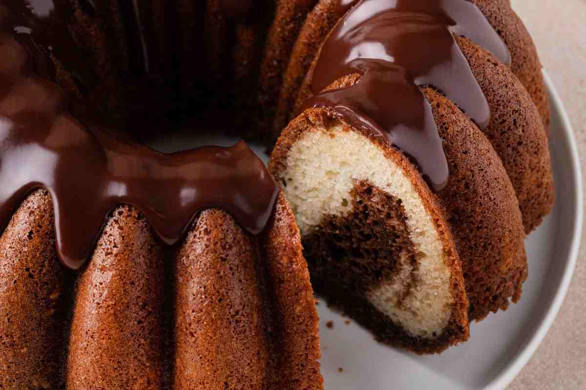 ciambellone bicolore con colata di cioccolato