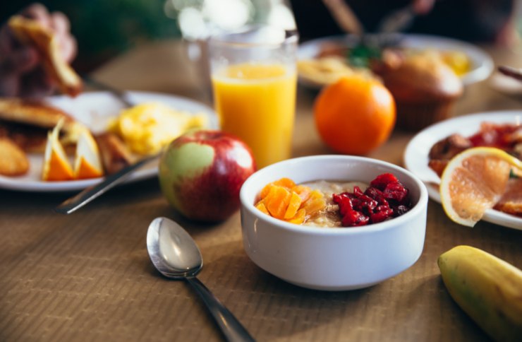 frutta spremuta e ciotola di cereali su un piatto