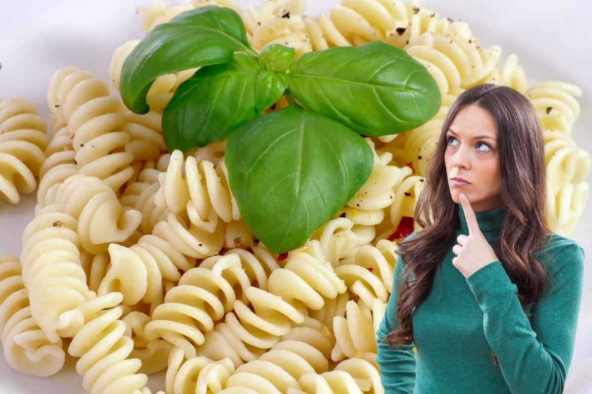 pasta in bianco e donna dubbiosa