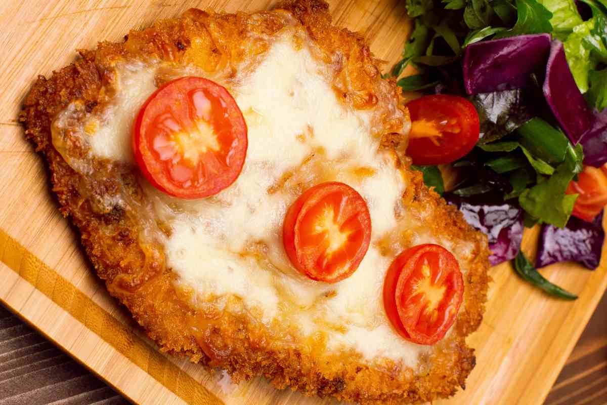 cotoletta con formaggio e insalata