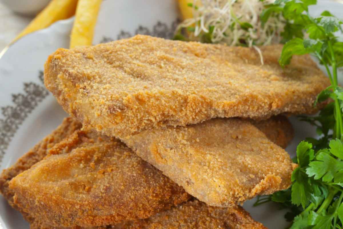 cotolette dorate in un piatto