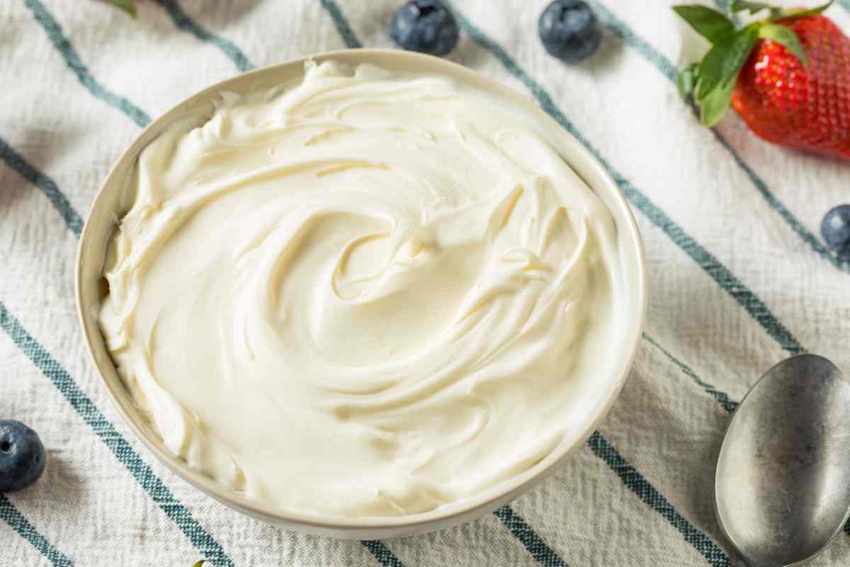 ciotola con una crema al formaggio dolce