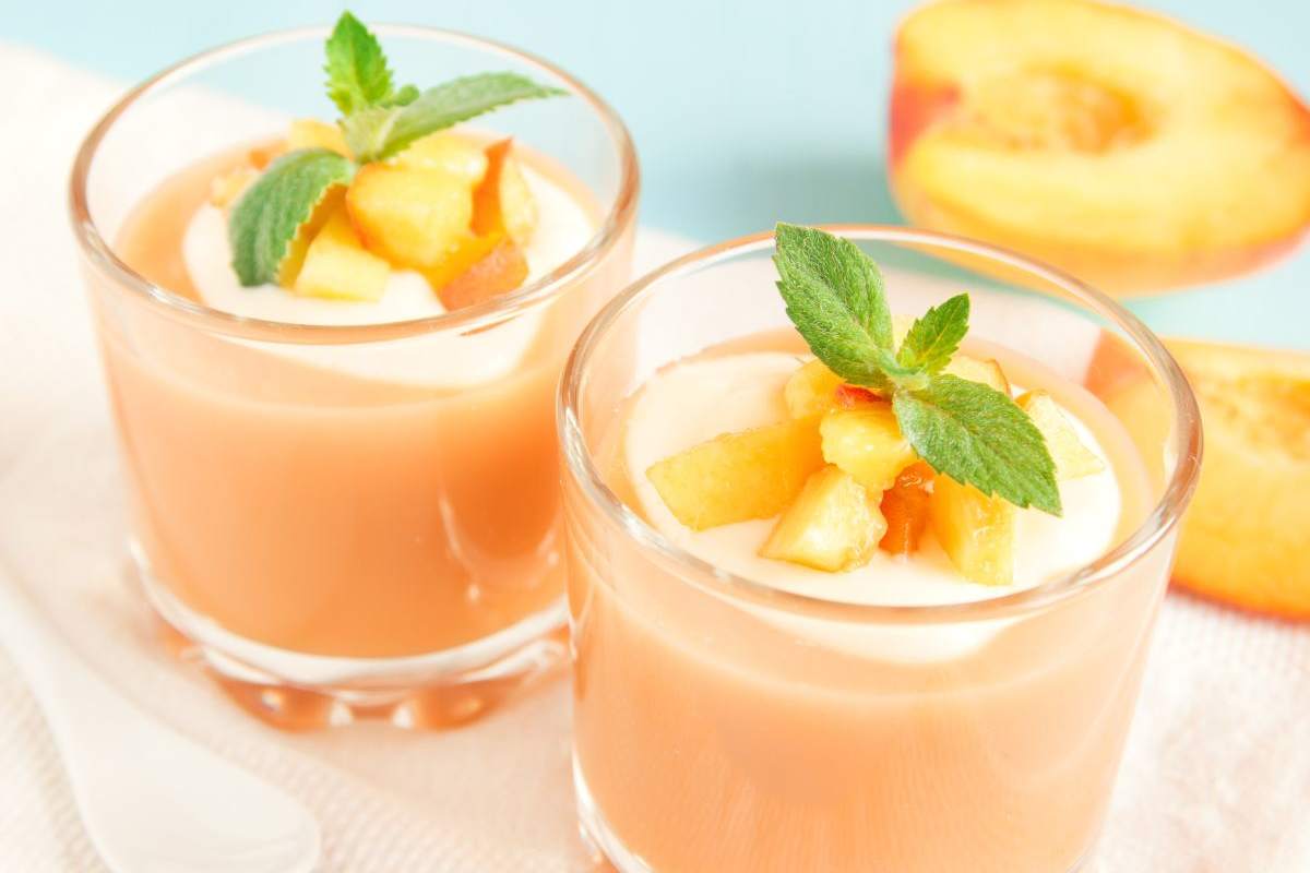 crema alle pesche con menta in bicchierini