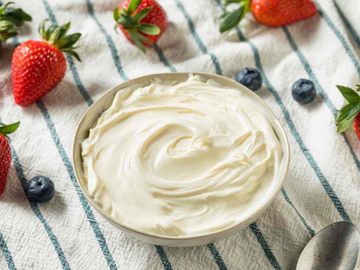 coppa di crema con frutta intorno