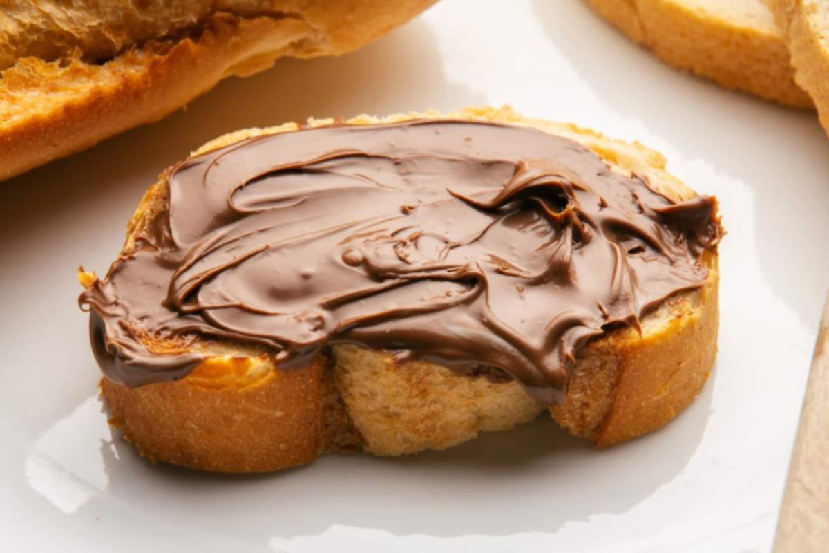 fetta di pane con sopra la crema spalmabile al cioccolato