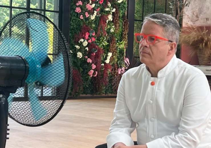 ernst knam seduto davanti ad un ventilatore