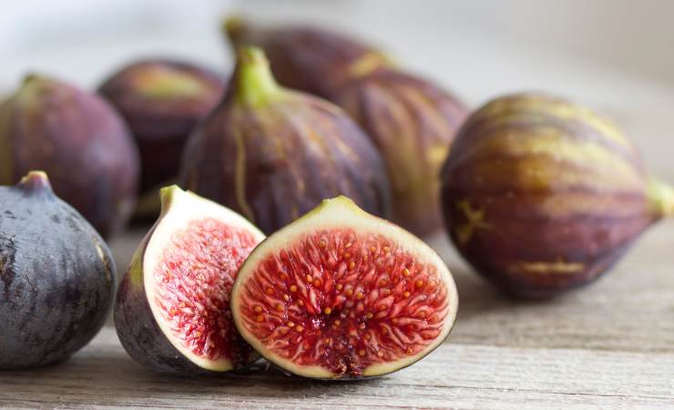 fichi sul tavolo