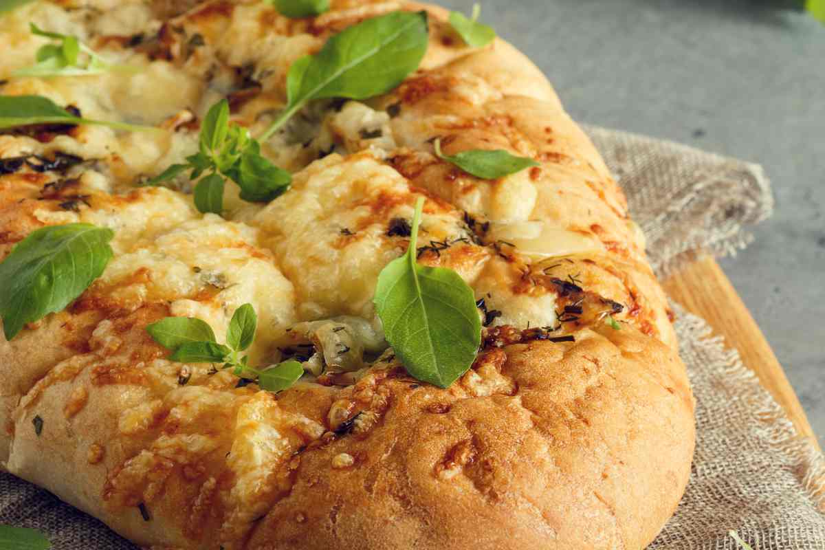 focaccia cipolle e formaggio con foglie di basilico