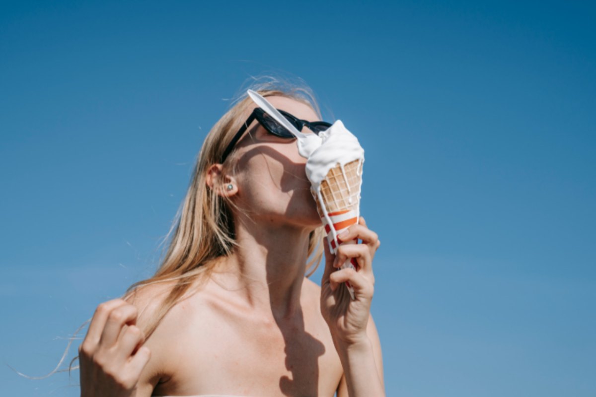 donna che mangia un cono gelato