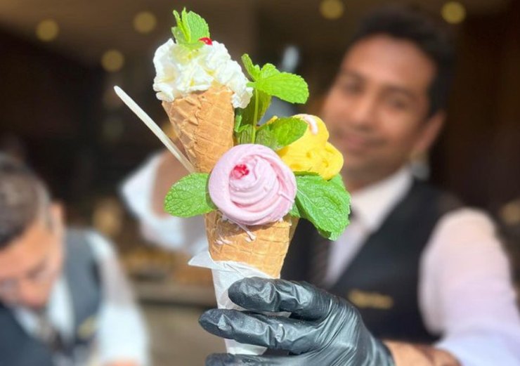 barista che tiene in mano un maxi cono gelato