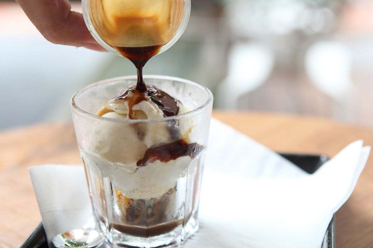 gelato con salsa al cioccolato