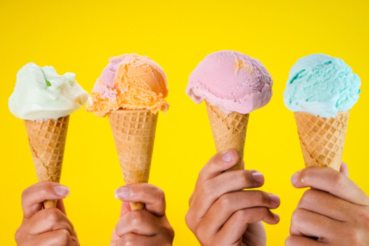persone con in mano dei coni gelato