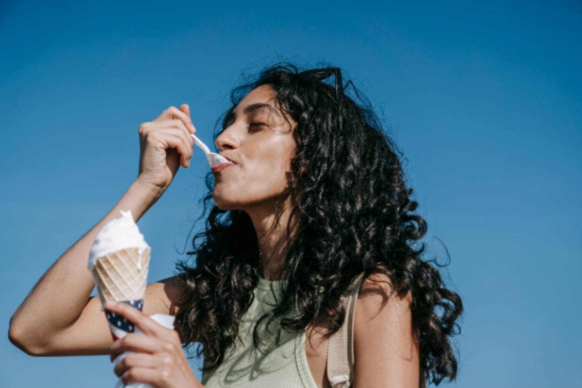 donna che mangia il gelato
