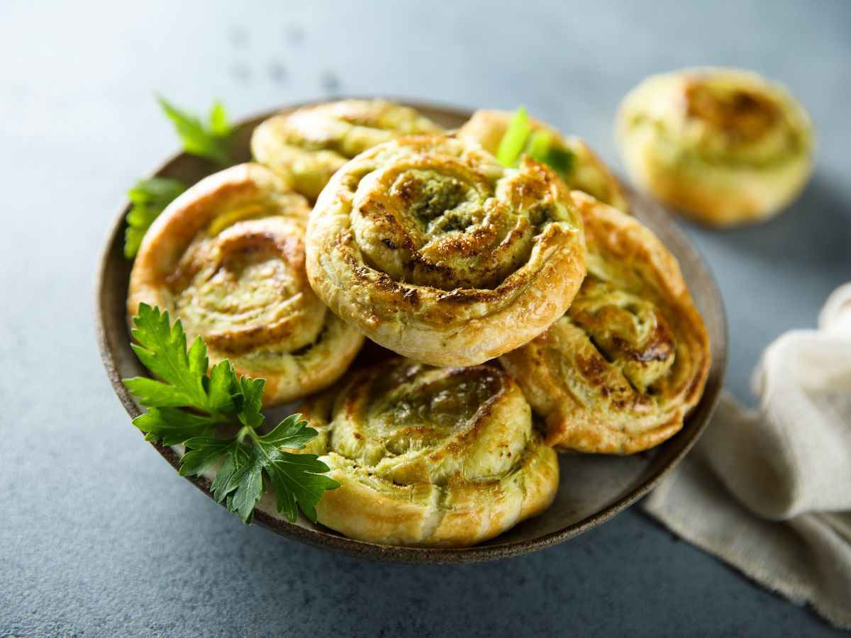 girelle di sfoglia con crema di pesto in una ciotola