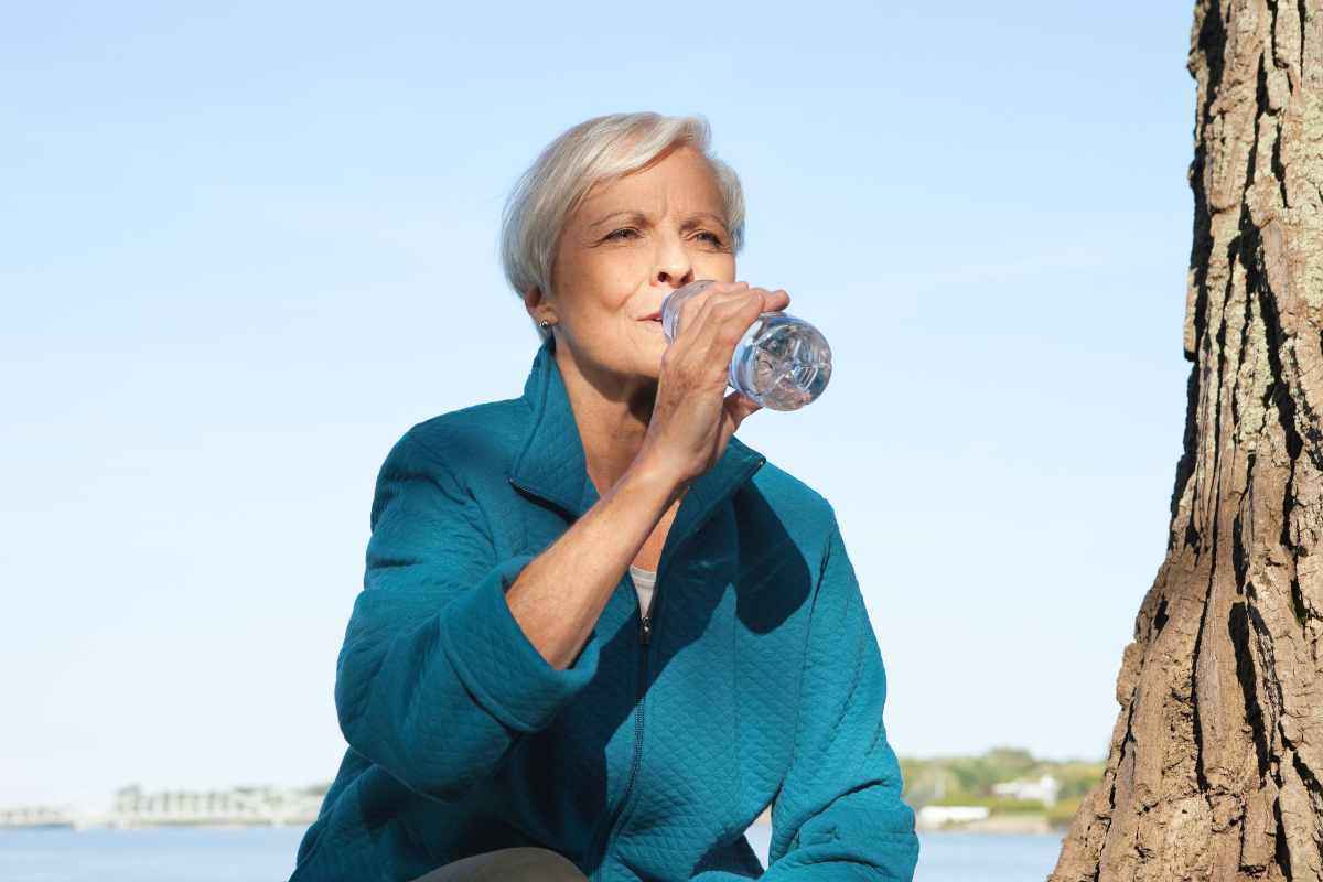 donna che beve l'acqua