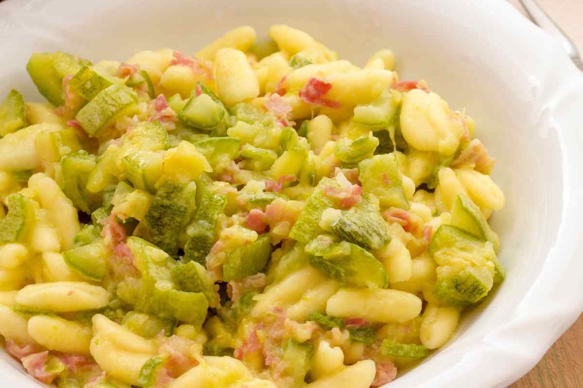 piatto di gnocchi con zucchine stufate e pancetta