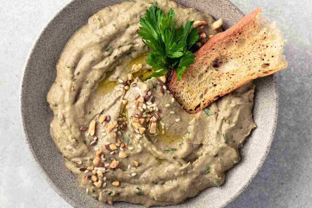 hummus con prezzemolo e pane