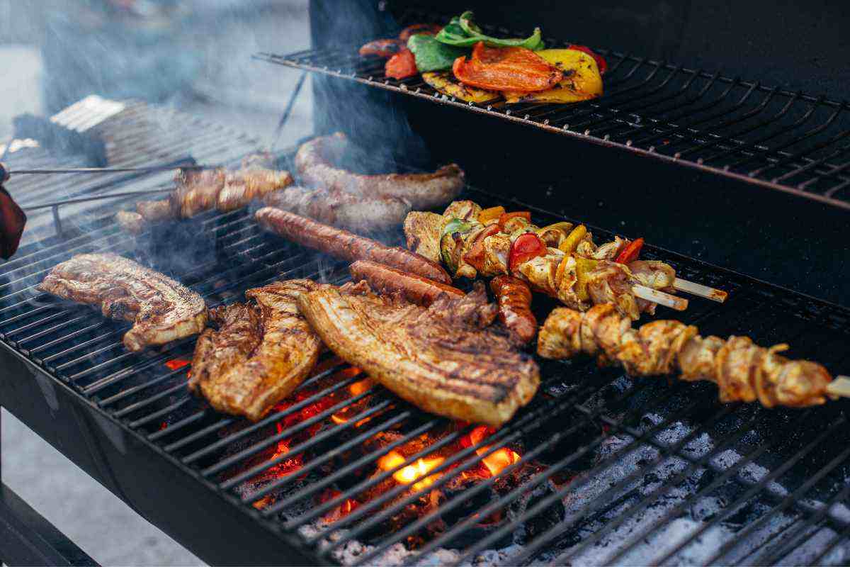 alimenti si cuociono sulla griglia del barbecue