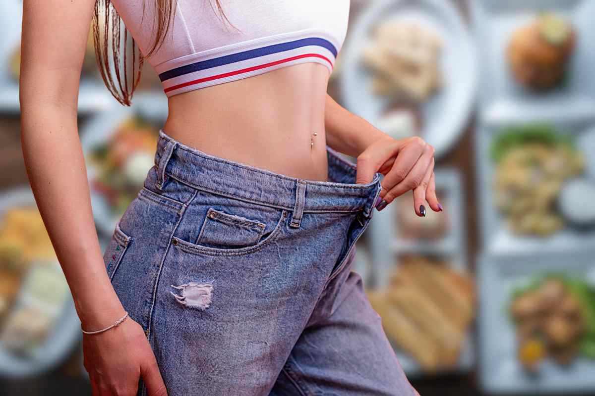 corpo di una ragazza in primo piano e tavolata come sfondo