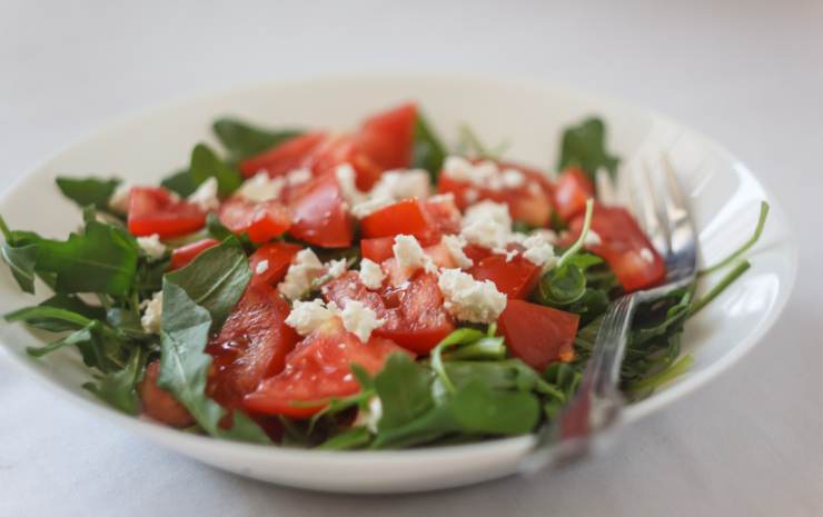 insalata di pomodori con ricotta e basilico