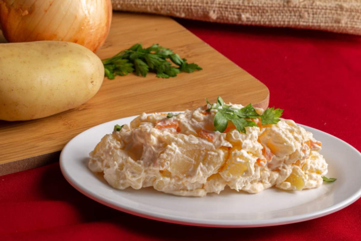 insalata di patate cremosa in un piatto