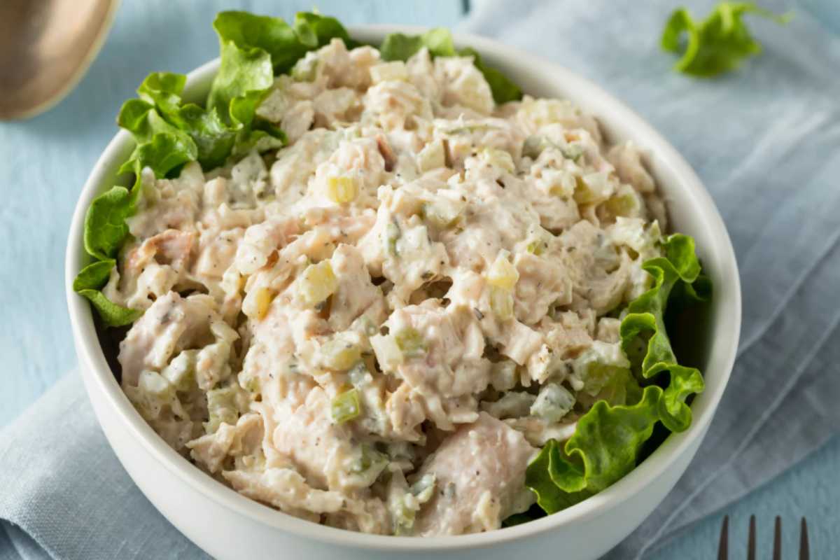 pollo all'insalata cremoso su piatto con lattuga
