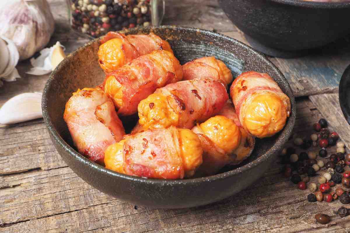piatto di involtini di salsiccia e bacon