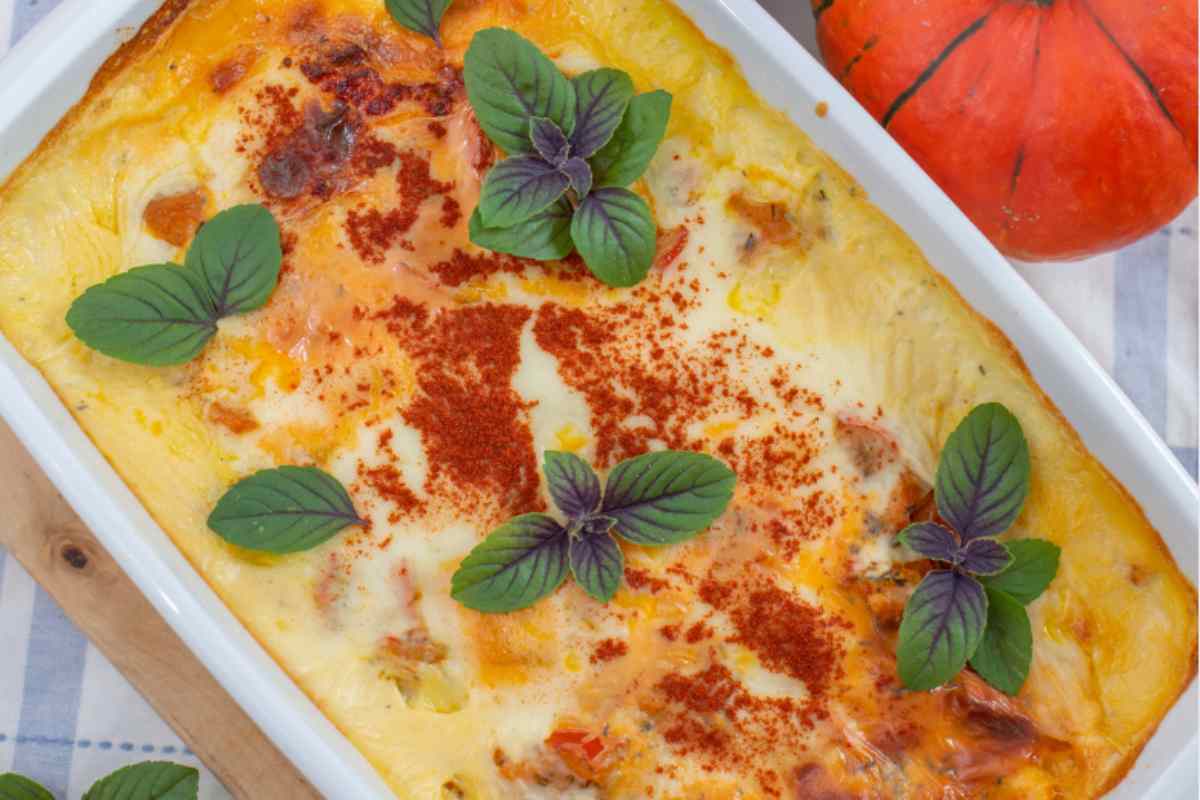 una teglia con dentro lasagne di zucca cotte in forno