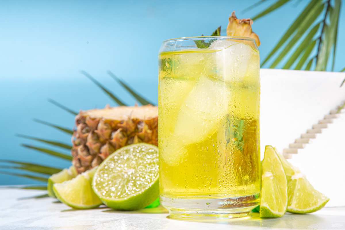 bicchiere di limonata con fette di limone e anans