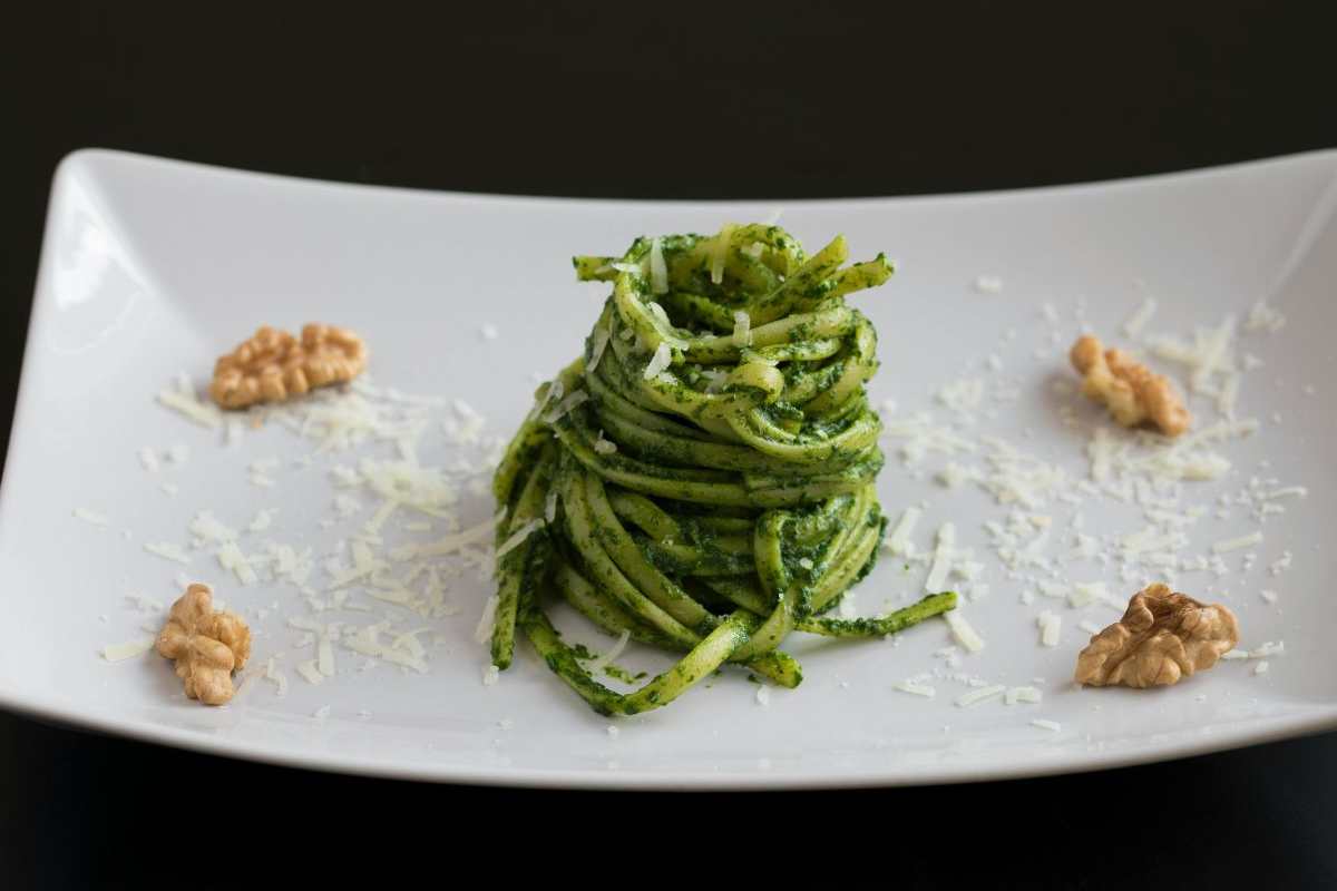 linguine al pesto con noci intorno