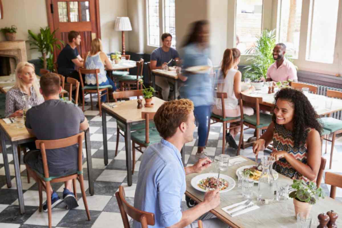 persone che mangiano al ristorante