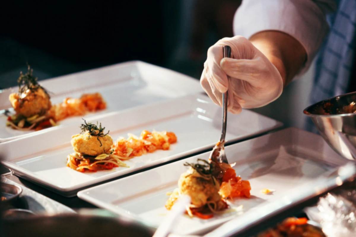 chef che impiatta le pietanze