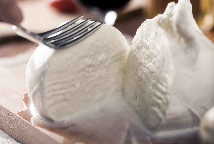 mozzarella intera divisa in due