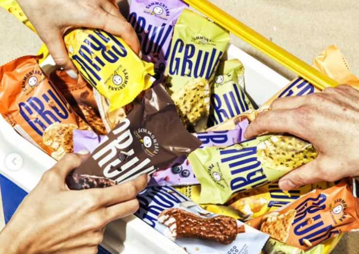 persone che prendono dei gelati da un frigo